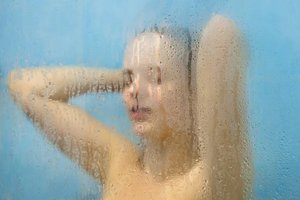 흐린된 캐빈에서 샤워를 걸립니다 느낌과 즐기는 뜨거운 부드러운 피부는 — 스톡 사진