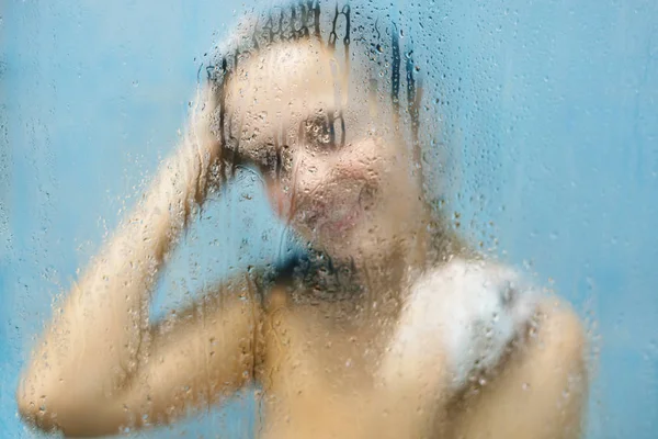 피부를 여자의 실루엣 샴푸로 머리를 Boady에 뜨거운 물에서 샤워를 걸립니다 — 스톡 사진