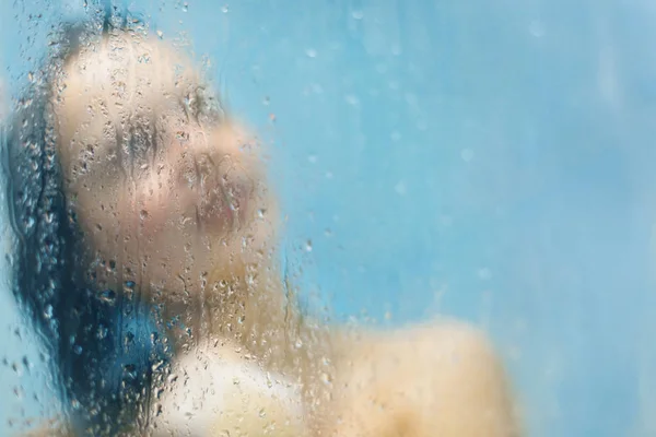 Vista Modelo Femenina Joven Reconocible Posa Cabina Ducha Baño Lava —  Fotos de Stock