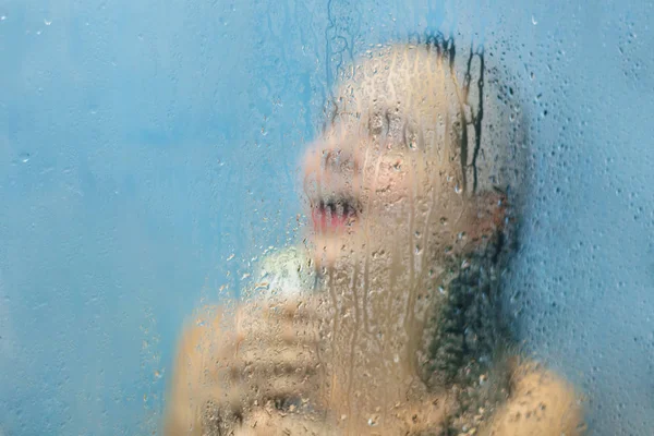 Unbekümmerte Junge Frau Entspannt Sich Der Dusche Badezimmer Hat Spaß — Stockfoto