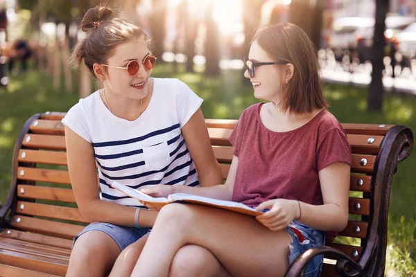 Dvě Krásné Fenky Studenti Nosí Letní Odstíny Zbytek Lavičce Parku — Stock fotografie