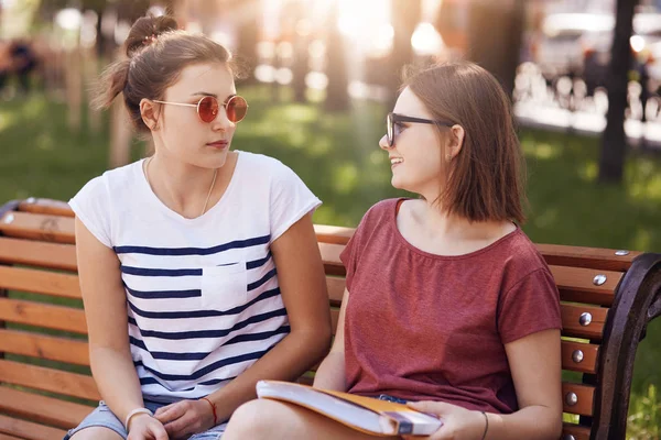 Barátságos Női Groupmates Szívesen Tesz Eleget Ech Pillantást Más Idő — Stock Fotó