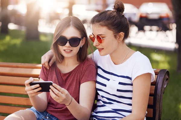 Beste Freunde Umarmen Sich Während Sie Auf Einer Bank Sommerpark — Stockfoto