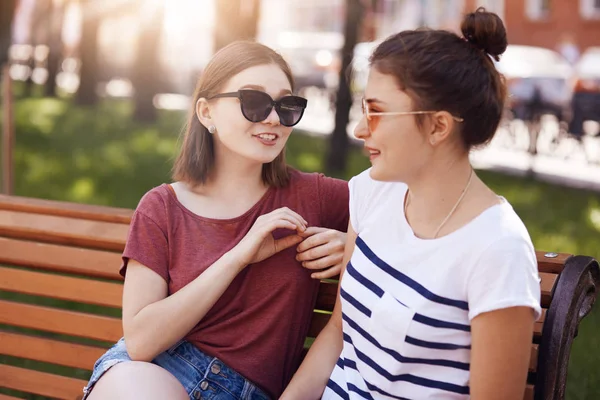 Bonita Mujer Con Peinado Encorvado Usa Tonos Moda Tiene Una — Foto de Stock