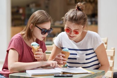 İki en iyi kadın arkadaşı menüde odaklı olmak ciddi ifadeleriyle ne kafeteryada yemek, dondurma, rahat t gömlek ve tonları giymiş zevk, var güzel görünüyor seçin. Geri kalan kavramı