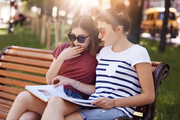 Adolescentes Estudiando Concepto Hermosas Mujeres Tonos Moda Enfocadas Libro Sentarse — Foto de Stock