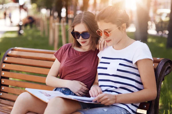 Aire Libre Aspecto Agradable Jóvenes Estudiantes Que Centran Libro Científico —  Fotos de Stock