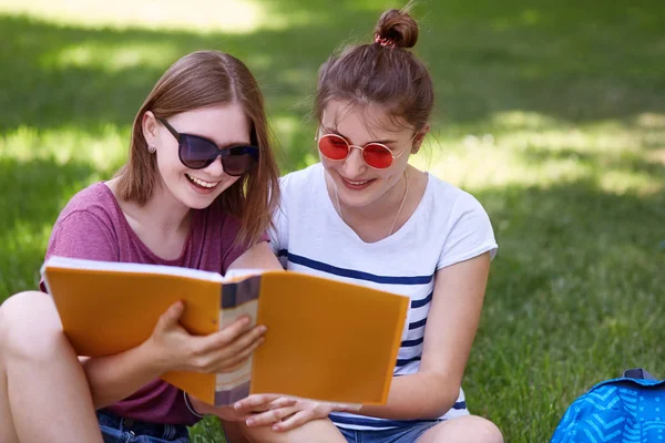 Toma Dos Amigos Alegres Tiene Miradas Alegres Libro Leer Algo — Foto de Stock