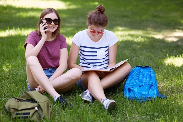 Radostné Rozkošný Ženské Tenager Mluví Prostřednictvím Chytrého Telefonu Sedí Poblíž — Stock fotografie
