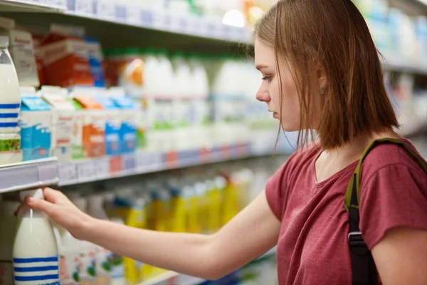 Cortado Tiro Hermosas Tiendas Femeninas Jóvenes Para Productos Lácteos Tienda — Foto de Stock