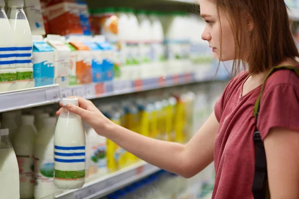 Vedere Orizontală Femeii Tinere Frumoase Serioase Alege Produsele Lactate Plecarea — Fotografie, imagine de stoc