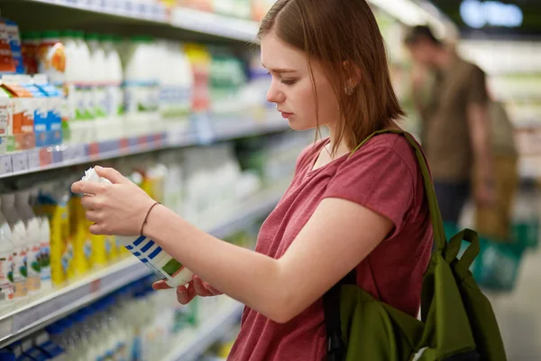 Femeia Atractivă Merge Cumpărături Stă Departamentul Lactate Deține Sticlă Lapte — Fotografie, imagine de stoc