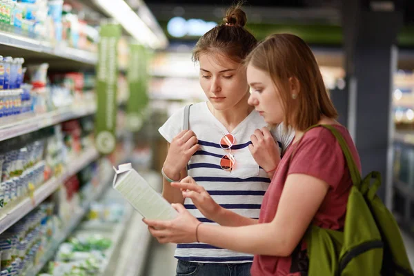 Two Pretty Female Sisters Shopping Together Stands Grocer Shop Select — Stock Photo, Image