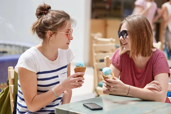 Mutlu Genç Kadın Arkadaşlar Kapalı Atış Sevinçle Bakıyoruz Dondurma Yemek — Stok fotoğraf