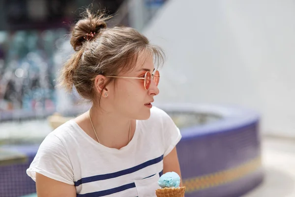 Aire Libre Toma Pensativo Lindo Adolescente Tonos Moda Tiene Pelo — Foto de Stock