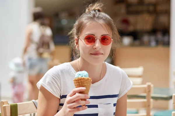 Pessoas Descanso Verão Conceito Lazer Muito Feliz Jovem Fêmea Óculos — Fotografia de Stock