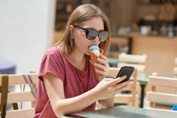 Doz Hoş Şık Genç Kadın Hipster Bilgi Cep Telefonuyla Rahat — Stok fotoğraf