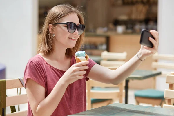 Alegre Modelo Femenino Con Sonrisa Amigable Come Helado Hace Retrato — Foto de Stock