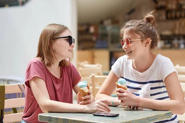 Tiro Horizontal Las Hembras Amistosas Reúnen Cafetería Comer Helado Tienen — Foto de Stock