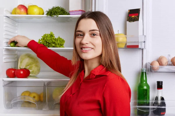 Vrolijke Vrouw Rode Blouse Met Aangename Verschijning Staat Buurt Van — Stockfoto