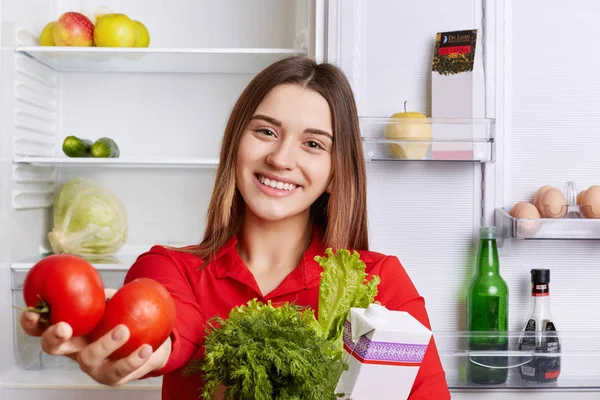 Pretty Housewife Delighted Look Shows Products Which She Bought Grocer — Stock Photo, Image