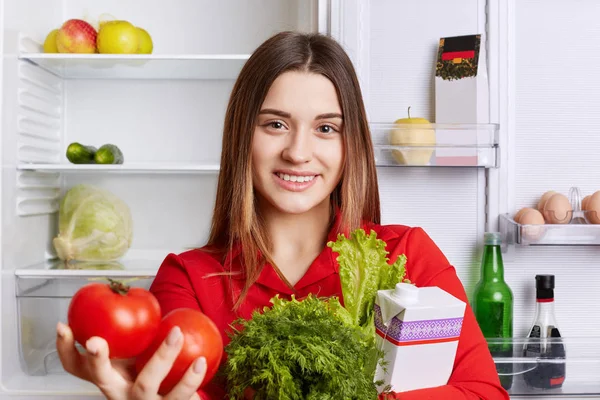 Modelo Femenino Aspecto Agradable Con Expresión Alegre Sostiene Verduras Frescas — Foto de Stock