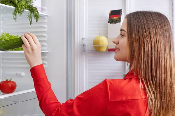 Back View Housewife Wears Red Blouse Stands Front Opened Refrigerator — Stock Photo, Image