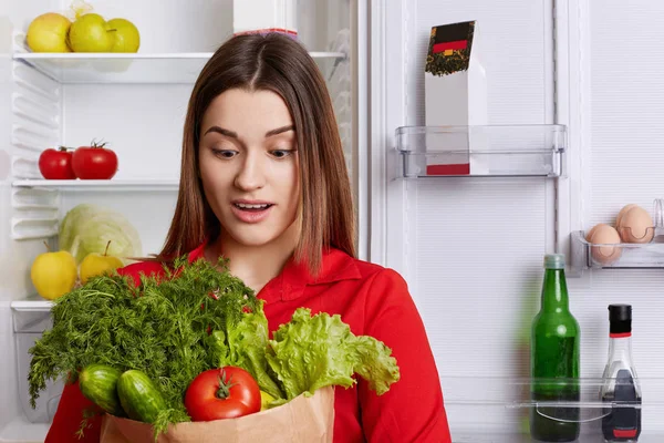 Mulher Jovem Surpreendente Com Expressão Surpreso Olha Para Legumes Esquece — Fotografia de Stock
