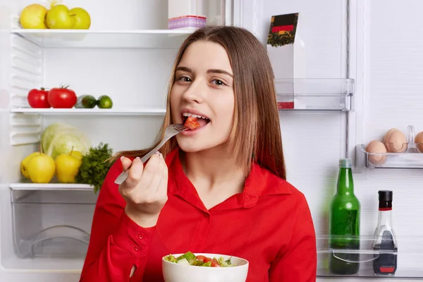 Leuke Jonge Vrouw Smaakt Heerlijk Verse Vegeterian Salade Houdt Poses — Stockfoto