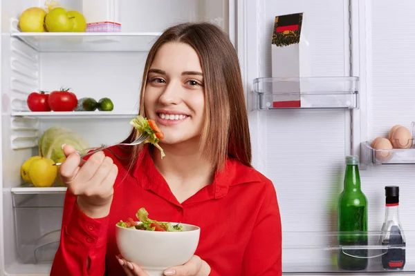 Photo Good Looking Young Woman Pleasant Appearance Stands Opened Refrigerator — Stock Photo, Image