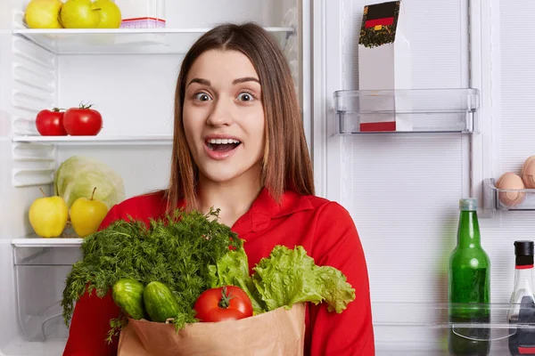 Sorprendido Joven Mujer Atónita Usa Blusa Roja Sostiene Varias Verduras — Foto de Stock