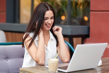 Mutlu esmer genç erkek video arama yapar, aboad, kahve dükkanında kablosuz internet'e bağlı arkadaşıyla konuşmak sevindim dizüstü bilgisayar kullanır. Kişi, yaşam tarzı ve eğlence kavramı