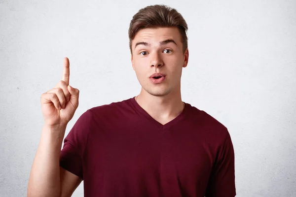 Ohromeně Mužské Teenager Překvapený Výraz Drží Přední Prst Aktivována Oblečený — Stock fotografie