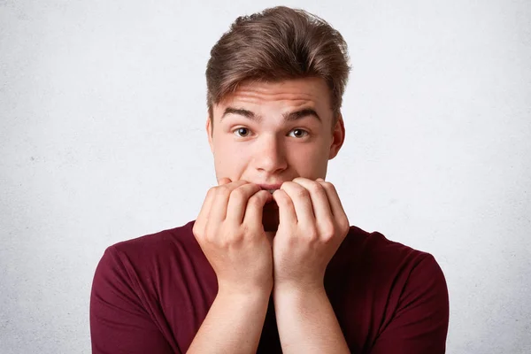 Nerveus Kaukasisch Mannetje Vinger Nagels Bijt Voelt Pijnlijk Voor Belangrijke — Stockfoto