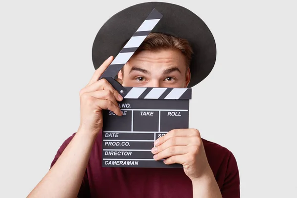 Aktor Laki Laki Profesional Siap Untuk Syuting Film Memegang Clapper — Stok Foto