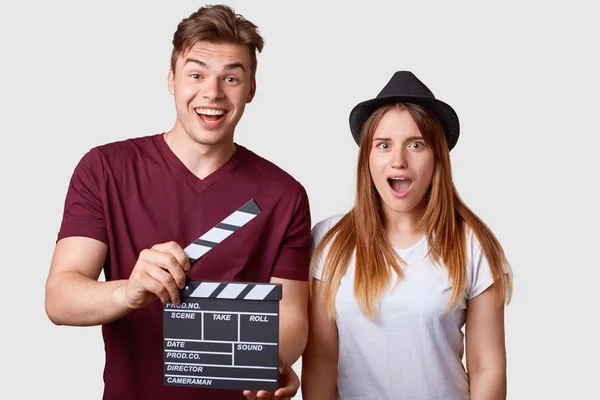 Portret Poziomy Szoku Aktoreczka Udany Kobieta Jej Producent Posiada Clapperboard — Zdjęcie stockowe