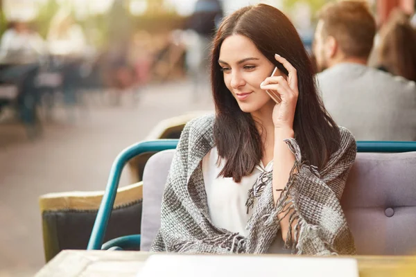 Lovely Female Wrapped Plaid Enjoys Conversation Mobile Phone Best Friend — Stock Photo, Image