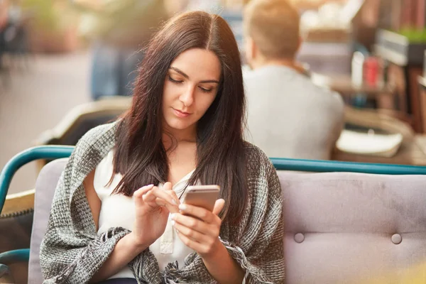 Utomhus Skott Koncentrerad Allvarliga Unga Kvinnliga Innehar Mobiltelefon Handen Skriver — Stockfoto