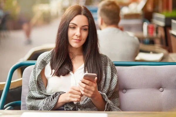 Pretty Female Thoughtful Expression Holds Smart Phone Types Text Message — Stock Photo, Image