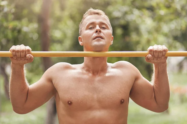 Robuster Athletischer Mann Mit Nacktem Körper Macht Klimmzüge Arbeitet Seinem — Stockfoto