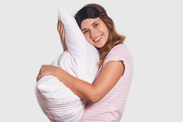 Mulher Europeia Positiva Com Sorriso Amigável Inclina Para Travesseiro Branco — Fotografia de Stock