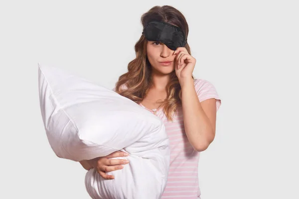 Wanita Yang Menawan Bersembunyi Balik Topeng Tidur Memiliki Pandangan Misterius — Stok Foto