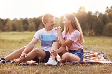 Yatay mutlu erkek portresi onun kız arkadaşı ile büyük aşk görünüyor, tarihi açık olan, gerçek duygu göstermek, yaz tatili sırasında serbest zaman geçirin. İnsanlar ve yaşam tarzı kavramı