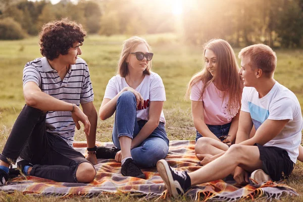Außenaufnahmen Von Glücklichen Vier Freunden Haben Spaß Zusammen Beim Sommerpicknick — Stockfoto
