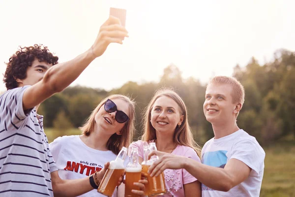 Dwóch Nastoletnich Dziewcząt Chłopców Pozują Selfie While Mają Odkryty Będzie — Zdjęcie stockowe