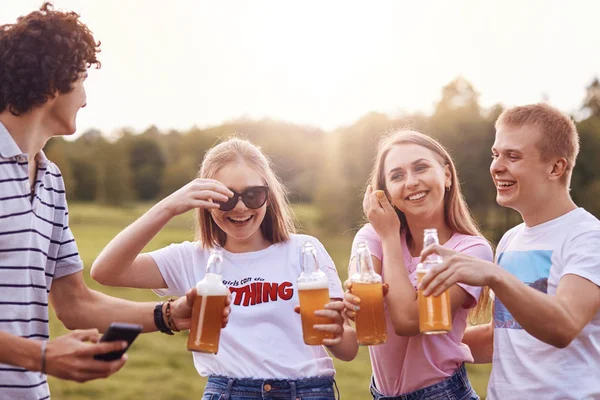 Tempo Verão Conceito Lazer Meninas Felizes Riem Das Piadas Engraçadas — Fotografia de Stock