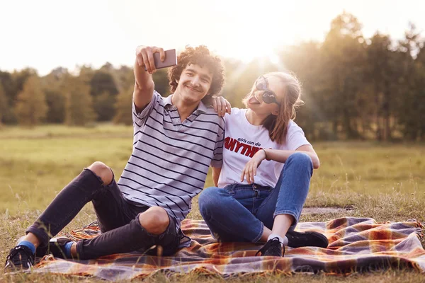 Neşeli Kız Erkek Kendilerini Selfie Portre Yapmak Yaz Kılığına Girmiş — Stok fotoğraf
