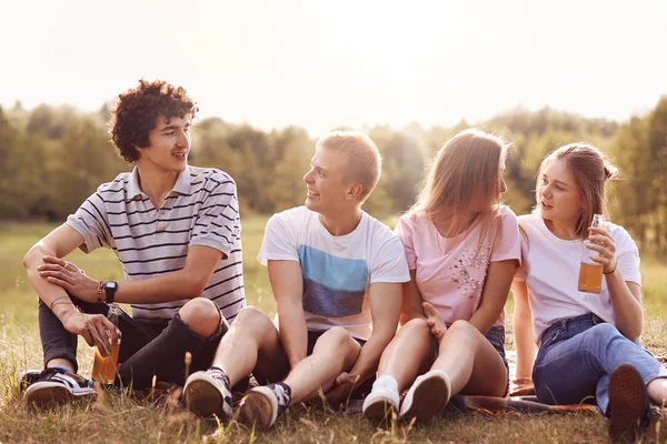 Horizontale Aufnahme Der Glücklichen Besten Vier Freunde Unterhalten Sich Angenehm — Stockfoto