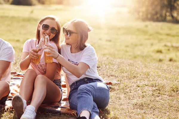 Jovens Companheiros Alegres Clink Garrafas Bebida Energética Divirta Juntos Livre — Fotografia de Stock