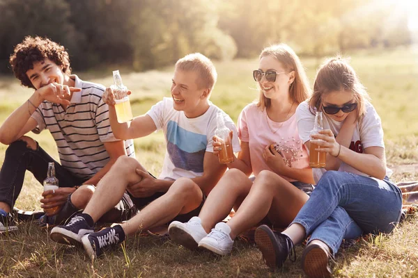 Divertimo Nos Amigos Alegres Felizes Têm Alegria Passam Dia Verão — Fotografia de Stock